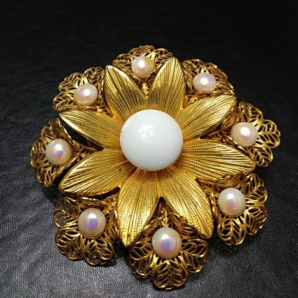 Jewelry - **2 FOR $25**  Gold tone flower pin